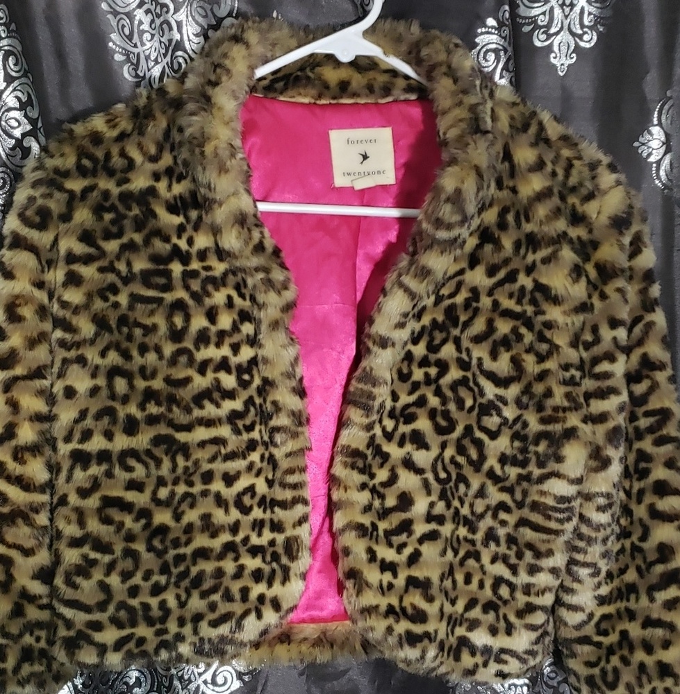 Faux fur leopard crop jacket with hot pink lining